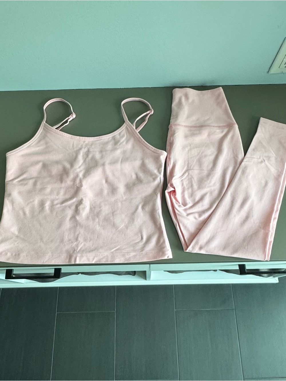 Beyond Yoga Full Set in Frosty Pink Heather – Tee (L) + Tank (L) + Leggings (M) - Picture 3 of 5